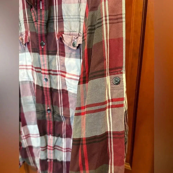 Express Fitted Men’s button up red, white, black. Size xl 17-17 1/2 - Picture 3 of 4